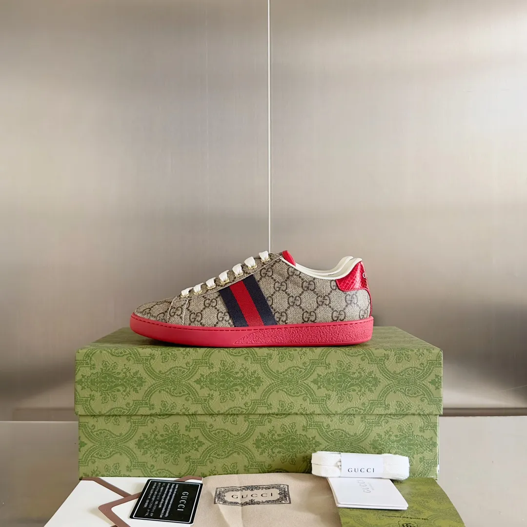 👟👟Ex-factory price 540👟👟 Men's size +10 Top version: Gucci G family classic Ace series Embroidery Little Bee White Shoes Couple Style Ribbon Love Casual Sports Shoes Sneakers Original Purchase Development Production This brand's classic low-top sports shoes interweave golden embroidered bees with red and green webbing. The bee is a classic element of the brand. It appeared in the Gucci ready-to-wear series in the 1970s. Exquisite packaging at the delivery counter🛍📦 ▪️Fabrics: Original custom imported first-layer cowhide ▪️Foots: Original custom cowhide lining ▪️Sole: Original open-molded rubber non-slip material ▪️Sole thickness: 2.5CM ▪️Size: Women's 34-41 (customized 34/41) ▪️Size: Men's 38-46 (38/46 customized)
